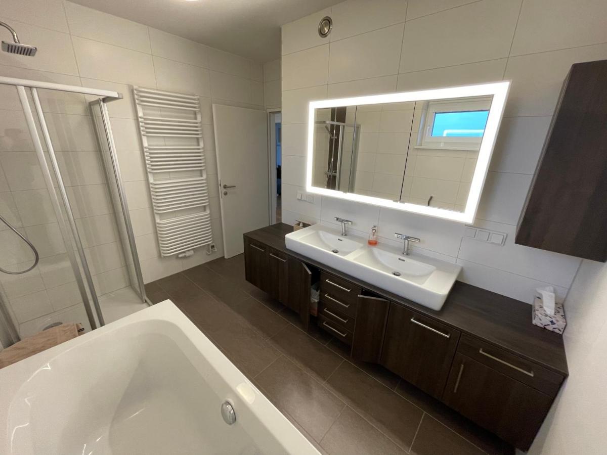 Penthouse Wohnung Am Radweg Mit Dachterasse Вайдхофен-ан-дер-Тая Екстериор снимка
